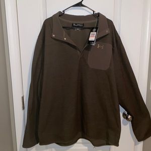 Men’s Under Armour button up fleece pullover.